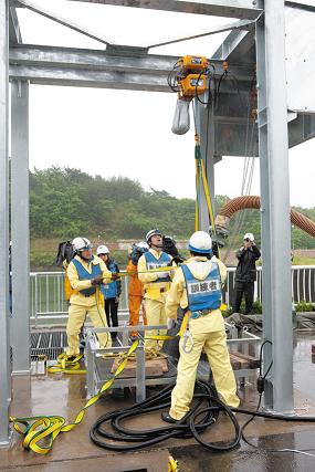 大坪川ダムからの取水訓練の様子