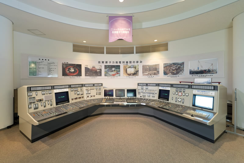 アリスの館「運転制御盤模型（ニューカム８０）」・・・志賀原子力発電所１号機の中央制御室で使われている操作盤とほぼ同じ大きさの模型。モニター画面で志賀原子力発電所の様子や特徴をご紹介しています。
