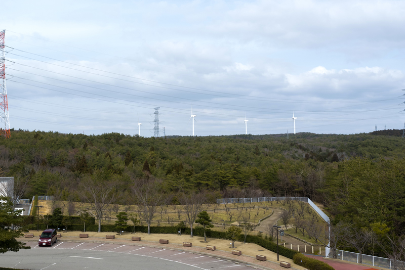 3階展望台からの山側の風景です。福浦風力発電所の風車が見えます。