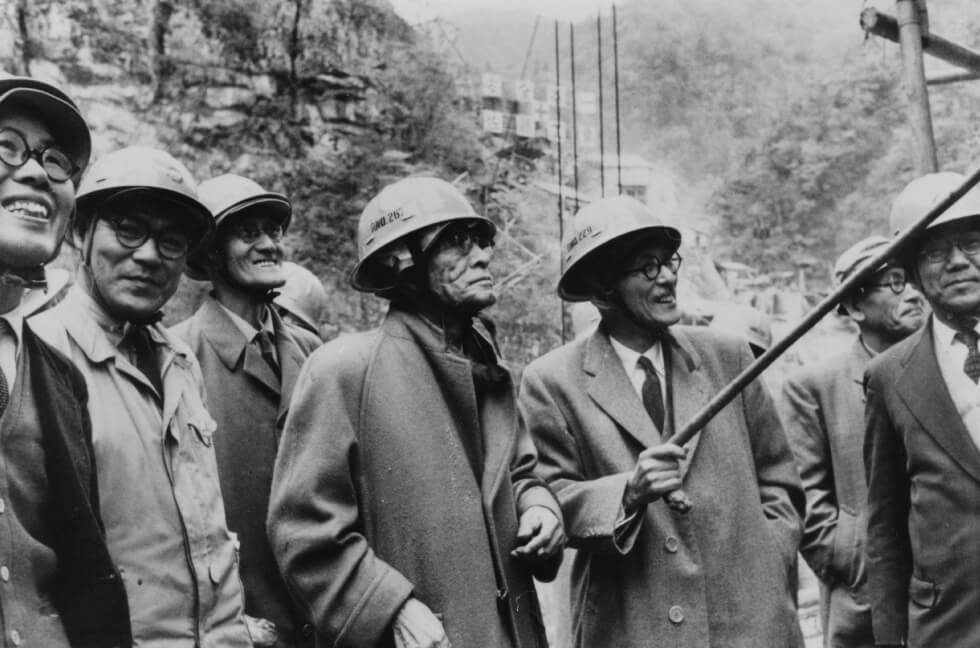 「電力の鬼」と呼ばれた松永安左エ門を有峰ダム工事現場に案内する山田昌作