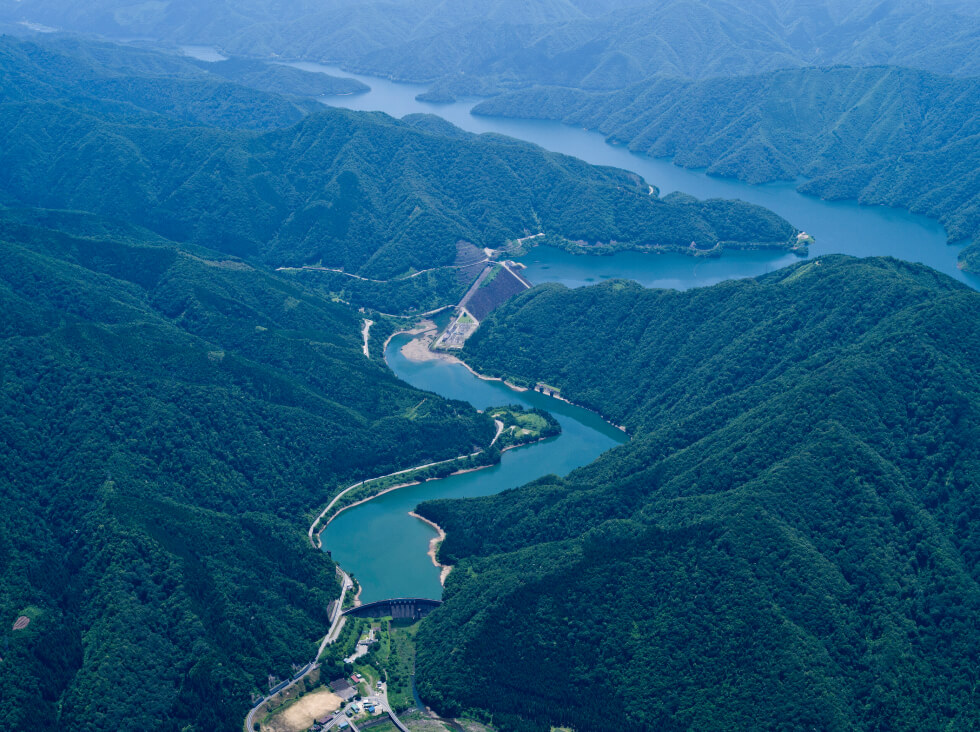 電源開発（株）鷲ダム（手前）と九頭竜ダム（奥）