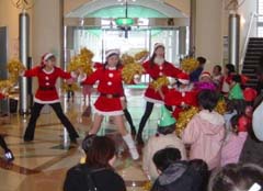 サンタと一緒にクリスマスソングに合わせて楽しく踊ろう！