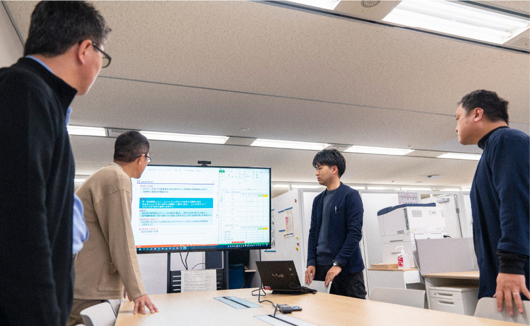 振り返りミーティングをし、退社